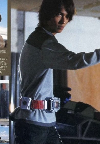 난 가끔 이렇게 저 무게와 사이즈의 벨트를 허리에 감고있는것도 존나 버거워보이는 라이더들 보고 변신하다 쓰러지는건 아닐까 생각함
뼈랑가죽만있는데...?