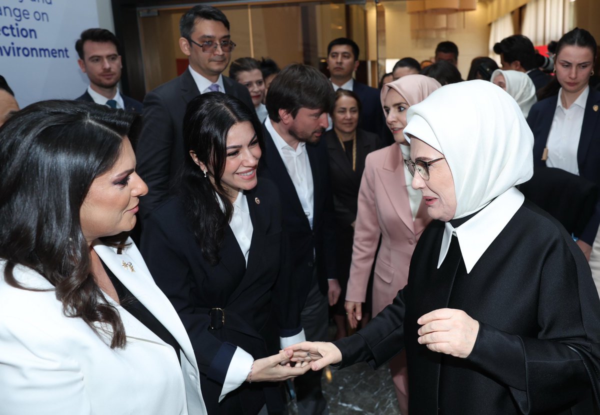 AyanNilhan's tweet photo. 📍 Ankara, “Çocukların Dijital Ortamlarda Korunması” Uluslararası Toplantısı

Saygıdeğer Emine Erdoğan Hanımefendi’nin katılımıyla, çocuklarımızın dijital dünyadaki güvenliğini ele aldık.

📌 Güçlü aile
📌 Doğru rehberlik
📌 Güvenli sınırlar

Aylar öncesinden planlanan bu toplantı, bugün geldiğimiz noktada ne kadar isabetli ve anlamlı olduğu bir kez daha görülmüştür.
UNICEF ile birlikte çocuklarımız için iş birliğini güçlendirmeye devam ediyoruz.

@RTErdogan @EmineErdogan @MahinurOzdemir @tcailesosyal @TBMMresmi @Akparti @UNICEF