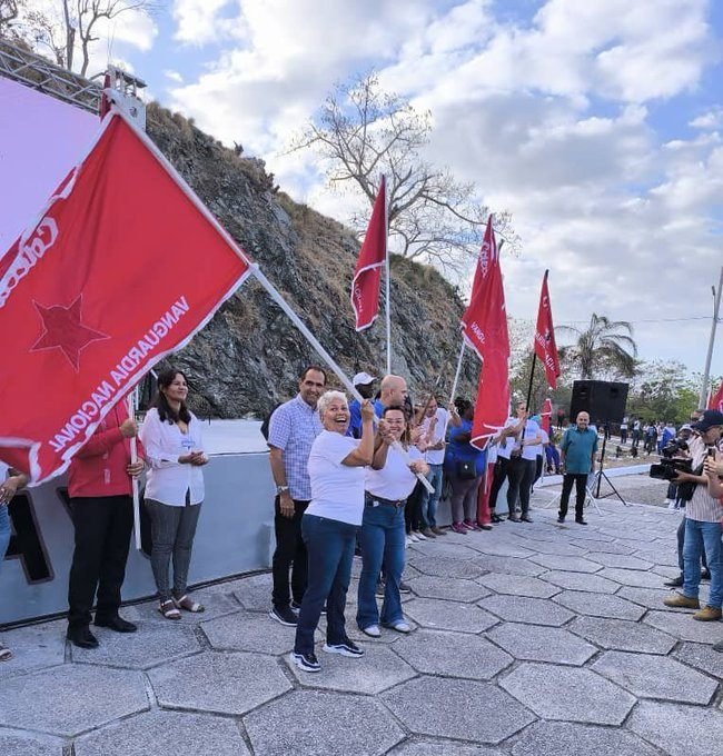 Muchas  Felicidades al colectivo de Sumarpo que vuelve a hacer historia al  obtener, por segundo año consecutivo, la distinción de Vanguardia  Nacional, gracias a los resultados alcanzados en el año 2025. #TransporteCuba