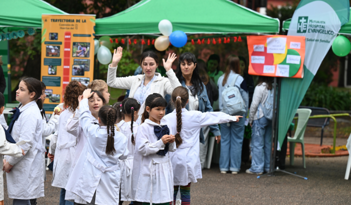 MunicipioGMvd's tweet photo. Ayer en Prado Chico compartimos una jornada de salud y encuentro 💛
Vacunación, actividades recreativas, deporte, propuestas interactivas y pesquisas oculares para promover hábitos saludables en comunidad 🙌
#EsContiGo https://t.co/CX9WJM2fHJ