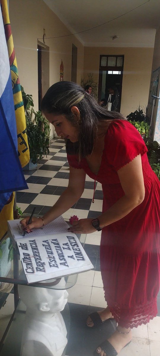 Con la presencia de todos los trabajadores y alta asistencia de alumnos se realiza acto de reafirmación donde los trabajadores  firman por la #Patria. No a la intervención . No a las amenazas y chantajes.  <a href="/CubaMined/">MINED</a> #VillaClaraConTodos