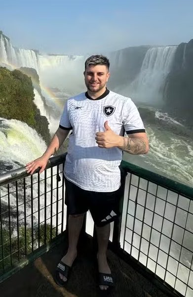 PM= POLÍCIA QUE MATA 
Você pai de família, volta pra casa depois de um dia, seja de trabalho, seja de lazer, quando de repente leva 23 tiros da PM do Rio de Janeiro. Eu não consigo de maneira nenhuma normalizar isso. Há um mês uma médica foi morta também a tiros após sair da casa