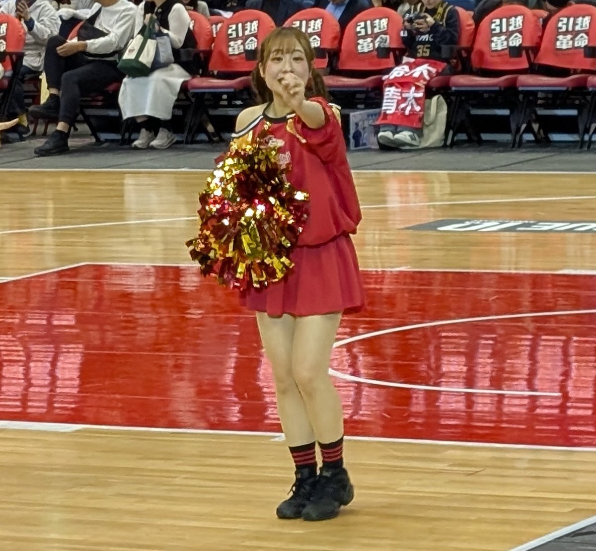 NyonBasukeManga's tweet image. 客席のうちわに気づいてくれた
＃BT のHINAさん✨

いつも思うけど
チアの方々は気づく能力も
非常に高く、もちろん嬉しいし
人として尊敬する✨️

チア界では珍しく
すでに来季も続投が決まっている
HINAさん✨

ルーキーながら
マイクを持っても安定感があり
大阪の未来を
明るく照らしてくれそう✨