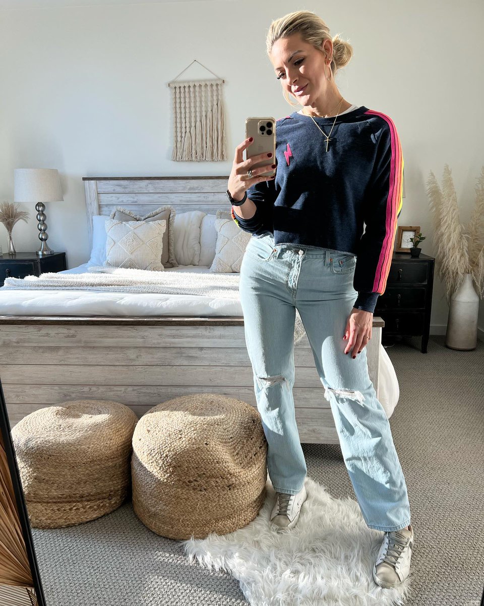 AlexieBeaulieu's tweet image. Same mirror, different moods. Some days it’s cozy, some days it’s clean, some days it’s all black everything ✨
Outfits change, vibe stays consistent.
#OutfitInspo #EverydayStyle #CasualLooks #StyleVibes #WhatIWore