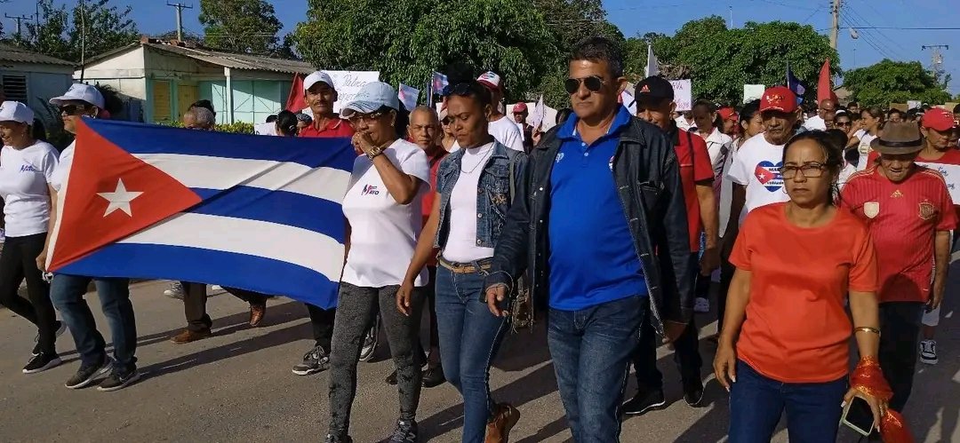 Trabajadores de todos los sectores de la economía y los servicios de la comunidad de San Ramón fueron los primeros en desfilar  en Campechuela municipio costero de la provincia de Granma.

#ProvinciaGranma 
#Campechuela 
#1rodemayo