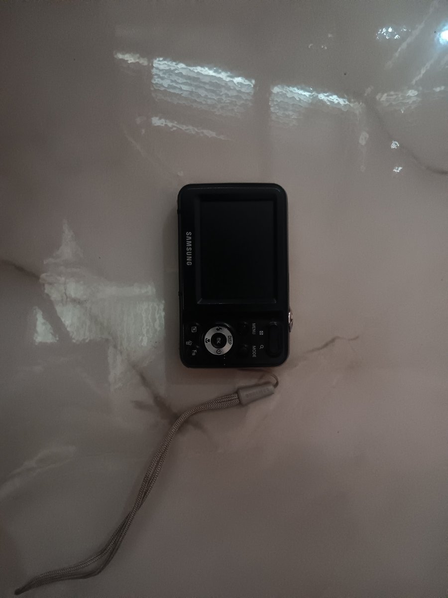 kacacicu's tweet image. wts digicam samsung es80 
fungsi normal, zoom in/out, flash on, hasil dreamy retro!

include:
- memory 8gb
- baterai 
- charger kodok
- strap
- pouch

minus:
- tombol power ga berfungsi (but masih ada cara lain buat nyalain nya)

dm untuk detail nya #wts #wtb #zonaba #zonauang