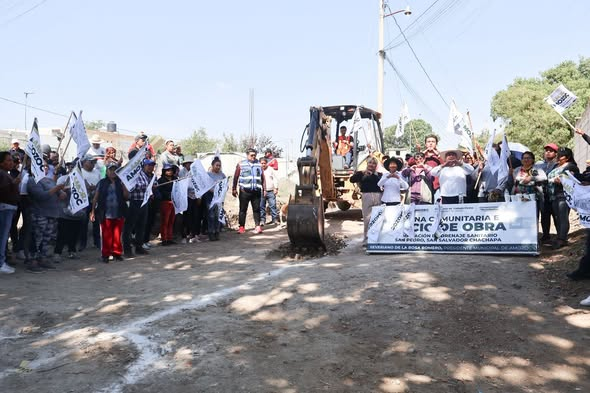 VisionUPP's tweet image. #VISION en #Amozoc
Severiano de la Rosa inicia obra, entrega reconocimientos de calle y fortalece la unidad social en San Pedro #Chachapa.