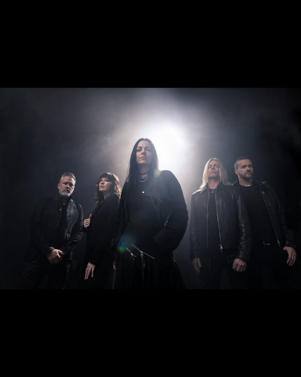 PortalAmyLeeBR's tweet image. Mais fotos promocionais da era #Sanctuary, compartilhadas pelo fotógrafo Chapman Baehler, que também leva crédito pela foto da capa do disco.