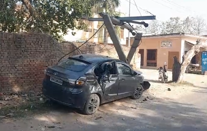 bstvlive's tweet image. फर्रुखाबाद : कार बिजली पोल में घुसी

➡ओवर टेक करते पोल में घुसी 
➡टक्कर मारने के बाद पोल टूटा
➡कार में बैठे सभी लोग सुरक्षित
➡थाना शमशाबाद क्षेत्र का मामला 

#Farrukhabad #Accident #UttarPradesh @fatehpurpolice