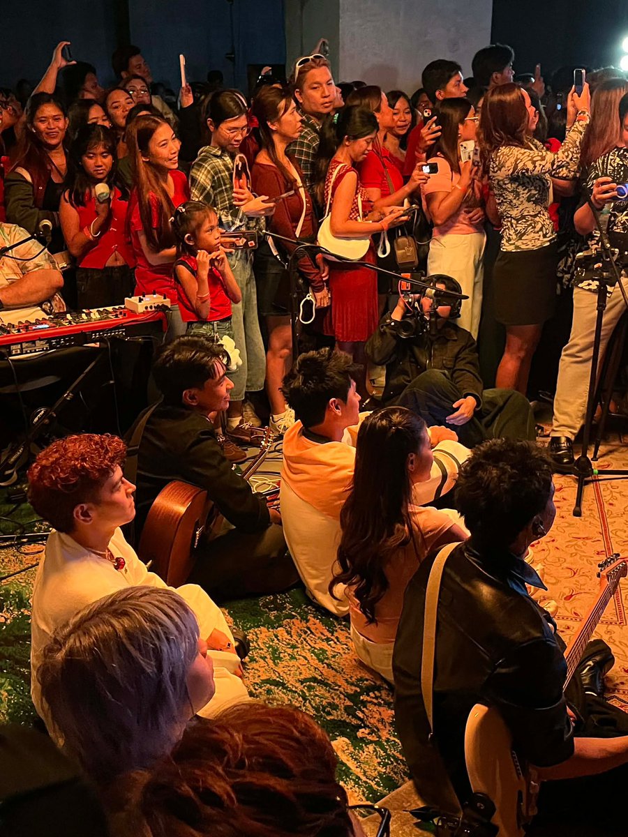 latestchika.com tweet media