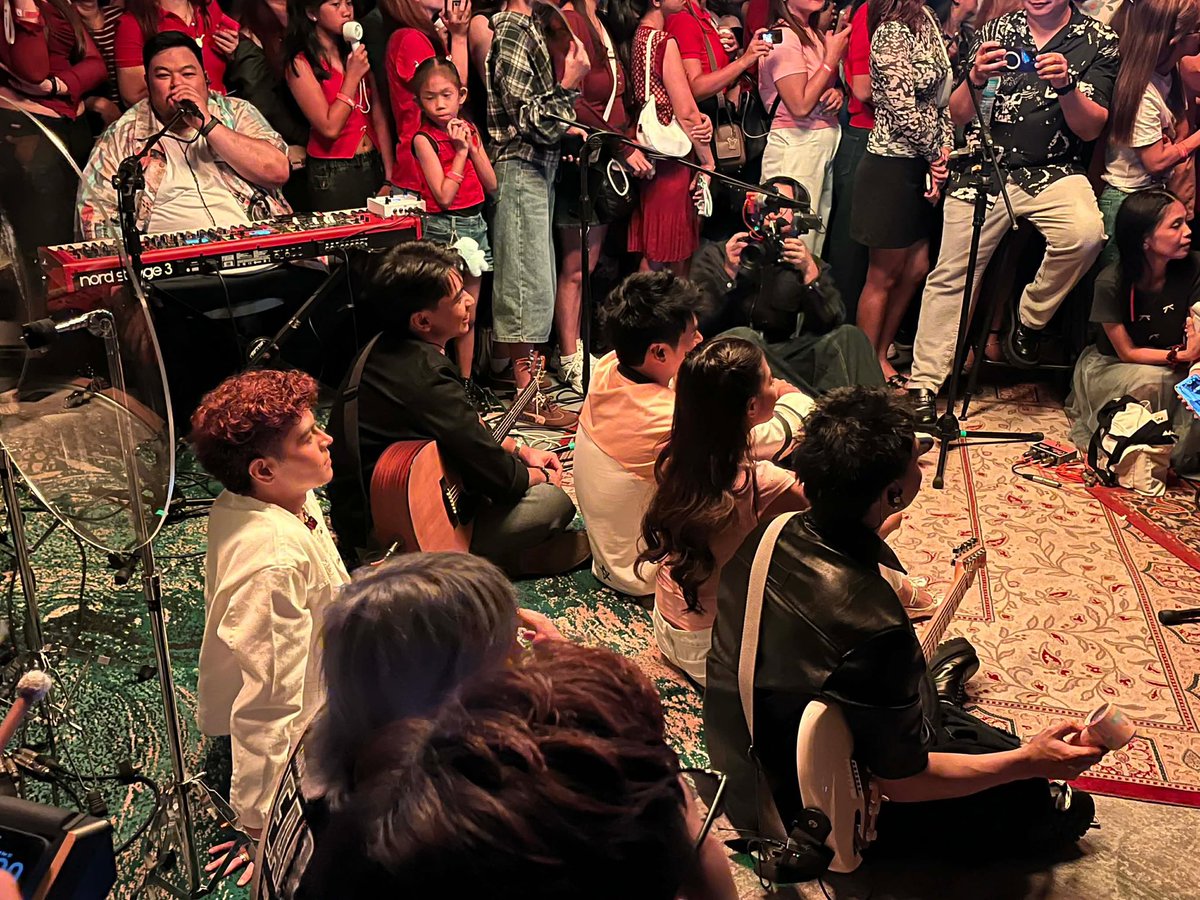 latestchika.com tweet media