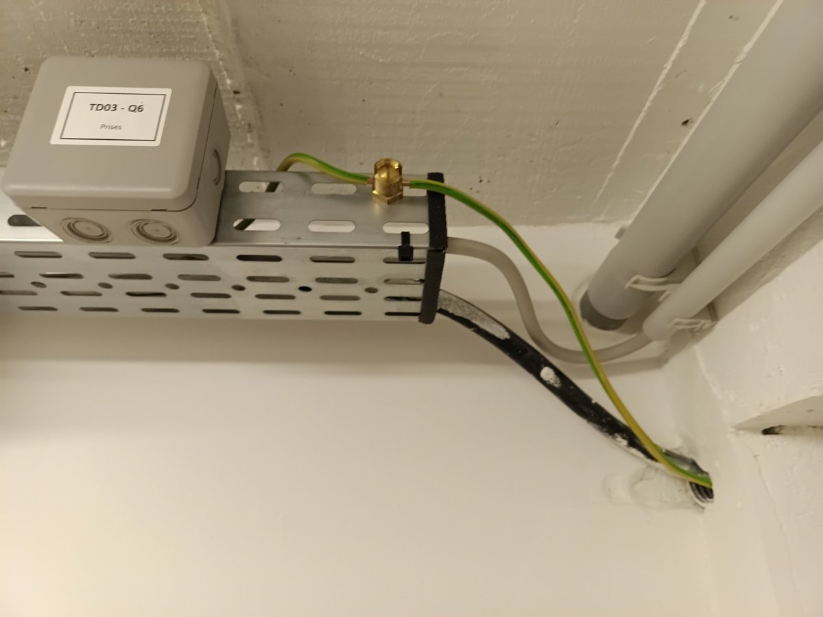 ReptiGo's tweet image. Aller c'est reparti !
Un peu d'électricité avec la mise à la terre des chemins de câbles et préparation de la partie automate BMS du TGBT et mises en place des plinthes de l'entrée.

#Datacenter #RG2 #Association #Network #BMS #Automation