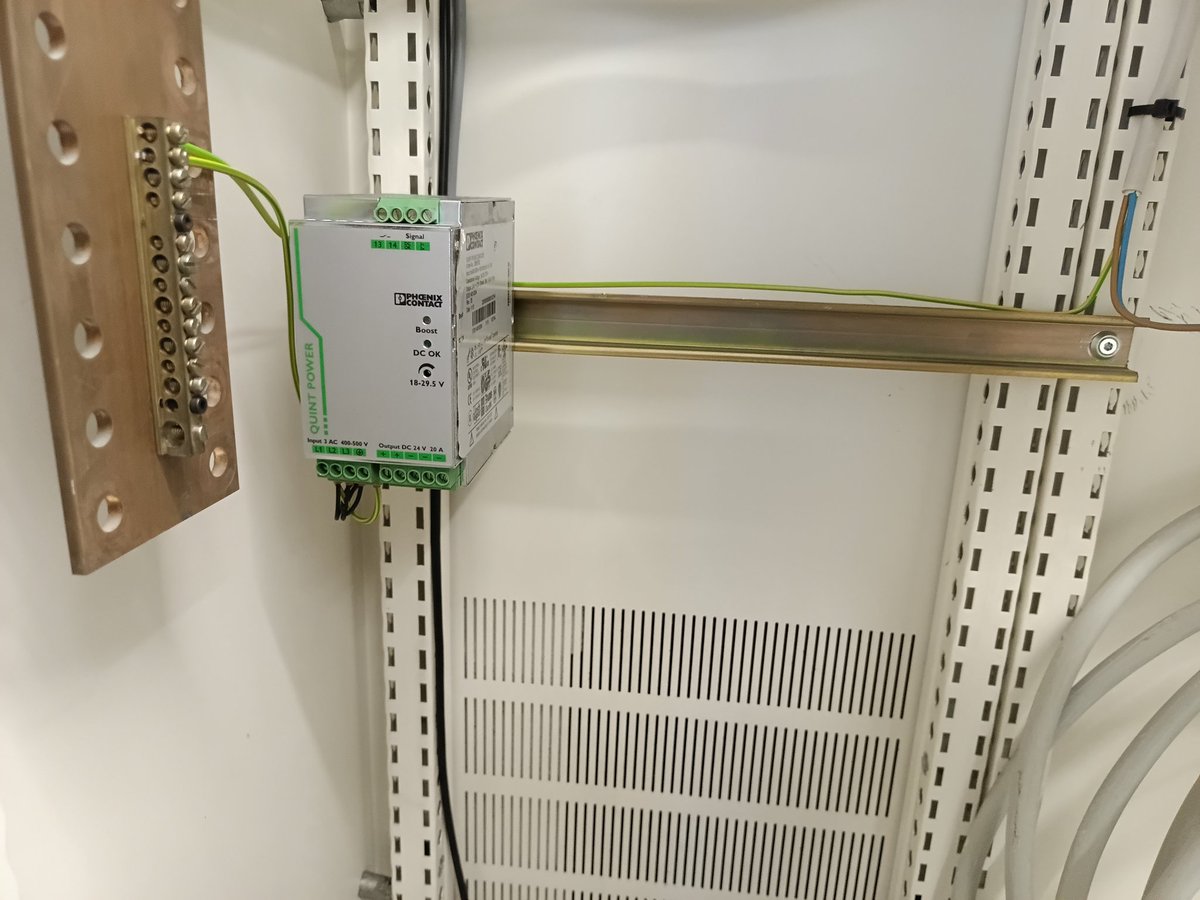 ReptiGo's tweet image. Aller c'est reparti !
Un peu d'électricité avec la mise à la terre des chemins de câbles et préparation de la partie automate BMS du TGBT et mises en place des plinthes de l'entrée.

#Datacenter #RG2 #Association #Network #BMS #Automation