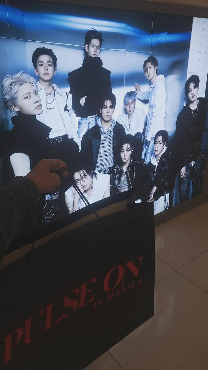 hysgenre's tweet photo. went to the pop up again today and got me a shirt since i didn't get to buy last time 🤥 

I PULLED YOSHI 🤩

#TREASURE #PULSE_ON #PULSE_ON_POPUP_MANILA
#트레저 #MallOfAsia #PULSE_ON_POPUP_PH https://t.co/aQ8TZsMGk1