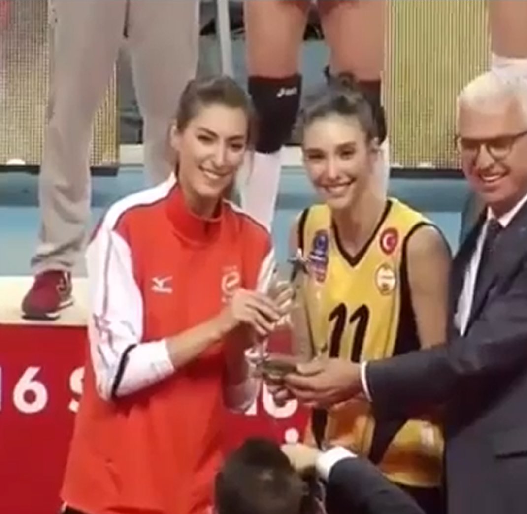 Temmzvolley's tweet photo. "Bu kadın hala benim için Türkiye'nin gördüğü gelmiş geçmiş en iyi oyuncusudur"

🇹🇷Naz Aydemir Akyol Neslihan Demir ve 2016'da en iyi pasör ödülünü birlikte almaları hakkında

"Kendi yaşadığım zorluklarda Nesli'yi arayıp çok fikir sorduğum oldu. Türkiye'nin gelmiş geçmiş en iyi pasör çaprazıyken, ikili değişiklikle pasör olarak oyuna girdiğinde içinde neler yaşadığını dışarıdan anlayamazsınız.

Eminim çok zorlandığı, bayıla bayıla küfrettiği, çekip gitmek istediği anlar olmuştur ama o sahada kaldı ve o süreci en iyi şekilde bitirdi. 

Ona saygımın en çok arttığı anlardan biridir bu. O yüzden o gün en iyi pasör ödülünü alırken Nesli'nin elini tutup insanların onu görmesini istedim. Bu kadın hala benim için pasör çaprazlığını da geçtim, Türkiye'nin gördüğü gelmiş geçmiş en iyi oyuncusudur."

(cr: @SocratesDergi , Voleybol Nesli )