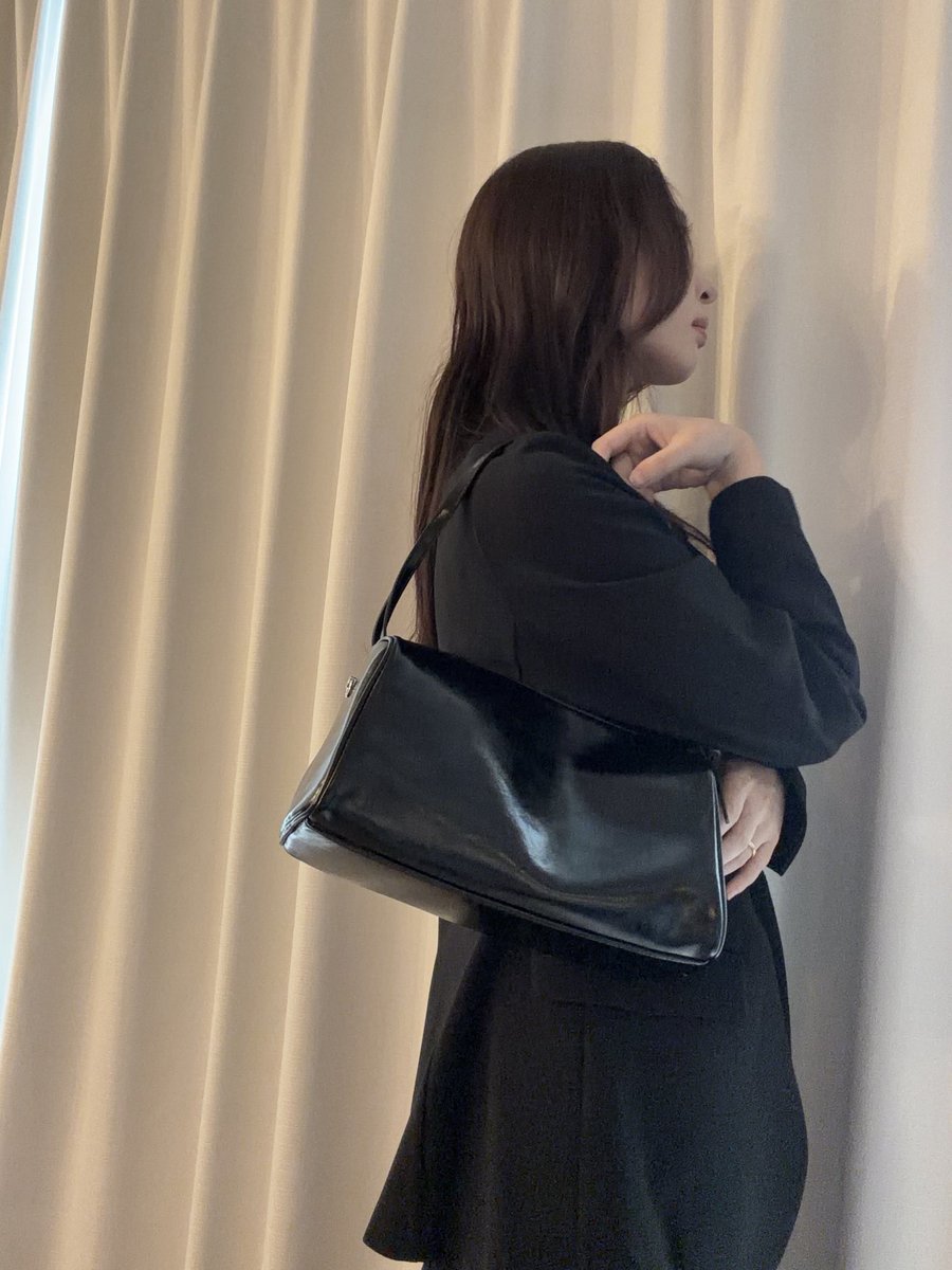 teienkirei's tweet image. 普段、ブラックコーデが多いので素材感を意識するようにしているのですが、STAND OILのMelly Bag は艶感と2つの細いストラップが
アクセントになっていて可愛い。持ち手の長さが調節できるので、ジャケットでも肩にかけやすい。これからたくさん活躍しそう。
#スタンドオイル #standoil #PR