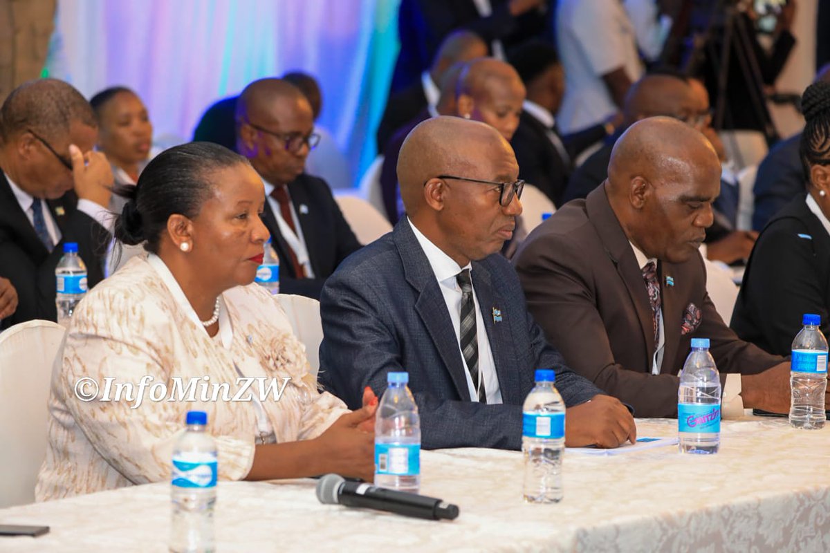 InfoMinZW's tweet image. Their Excellencies the Presidents have joined delegates and invited guests ahead of the Signing Ceremony of the Bilateral Agreements between Botswana and Zimbabwe.
#Zimbabwe 
#Botswana