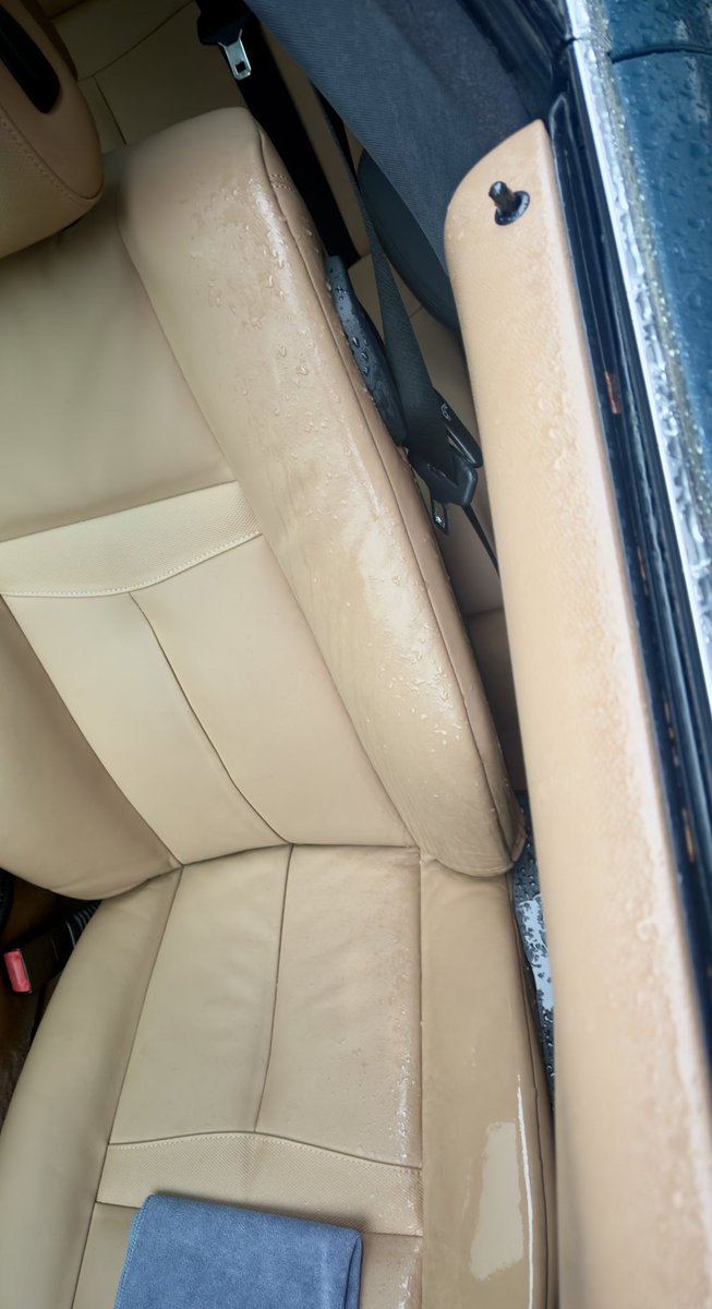 雨が降ったら窓全開で出迎えてくれるのがBMWの良い所だよね