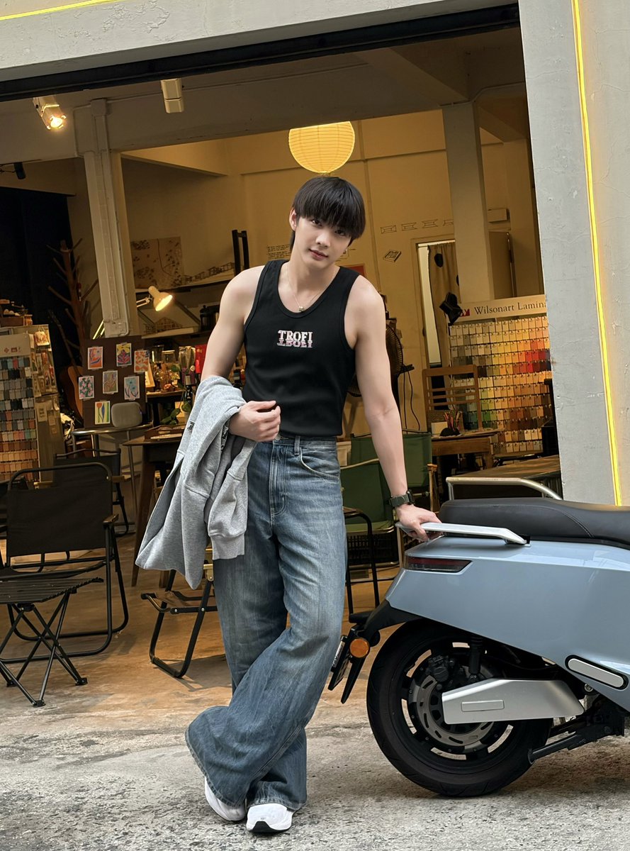 golfpasatorn's tweet photo. พร้อมไปกับพี่ยัง 🛵

#golfpasatorn https://t.co/fpwcrEedOf