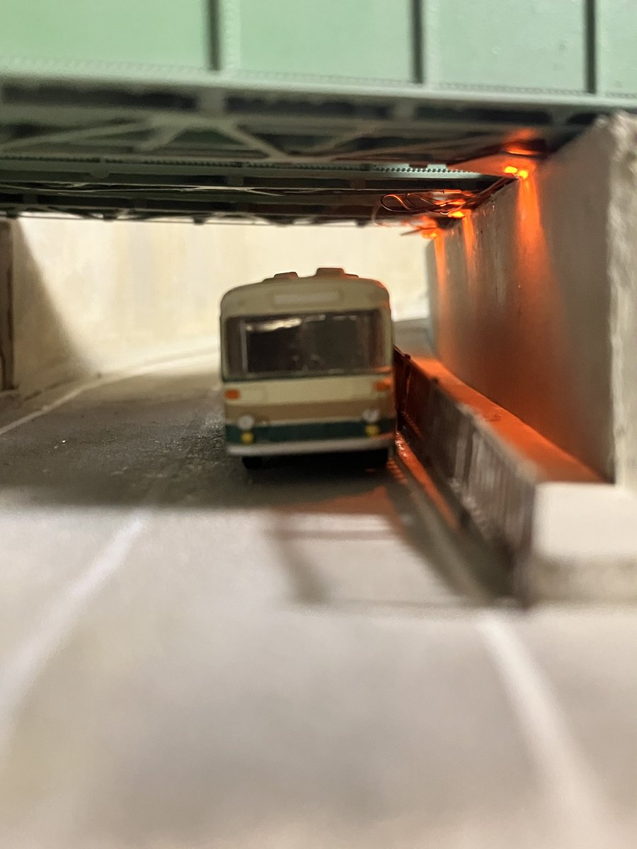 chitake's tweet image. 道路目線だと(・∀・)ﾆﾔﾆﾔ
上からだと光漏れががが
アルミテープ貼ればいいか？
#Nゲージ #レイアウト #LED