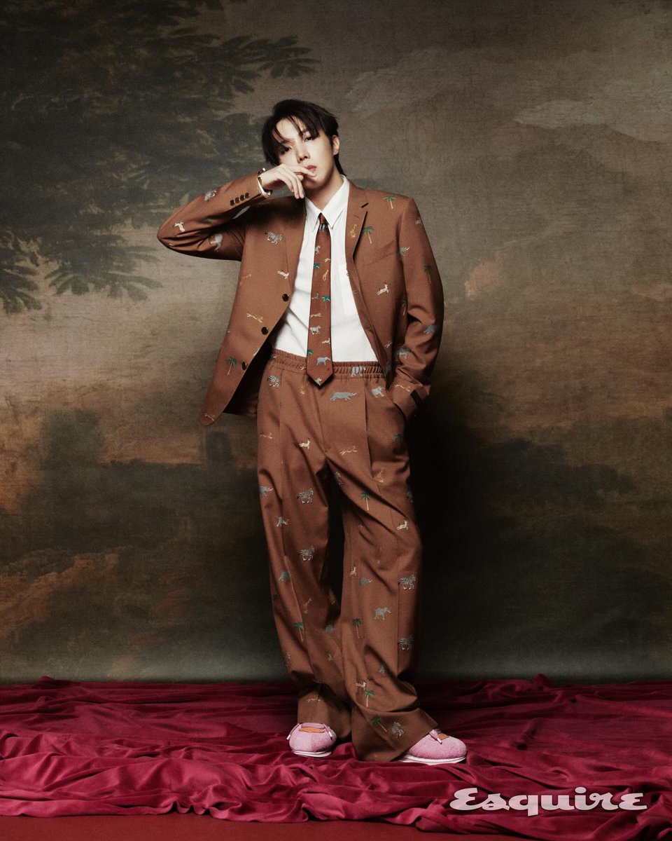Kstyle_news's tweet photo. BTSのJ-HOPE、ニューアルバム＆完全体での活動への思いを明かす！

グラビアでは新たな一面を披露✨
https://t.co/Q60CpYAfJg https://t.co/y572FDMBtF