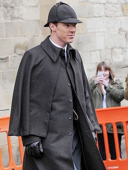 beyer_chri50076's tweet photo. Benedict on set for "The abominable bride. - Part 2. 
Have a nice day. 😊 https://t.co/noWvTyIceL