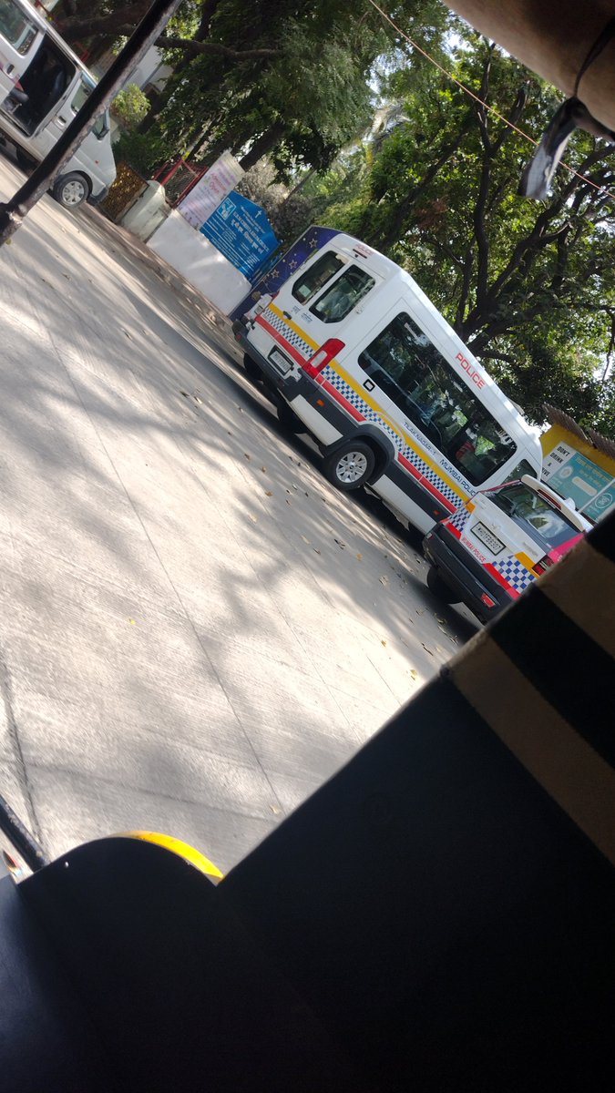 SentinelWachter's tweet image. Informing is not the need of the hour, Stopping this washing of the #police vehicles permanently here is the need of the hour Its has been going on for years together now @mybmc @mybmcInfra how much fines have you'll collected from here Rs 500/- for washing of vehicles on road?