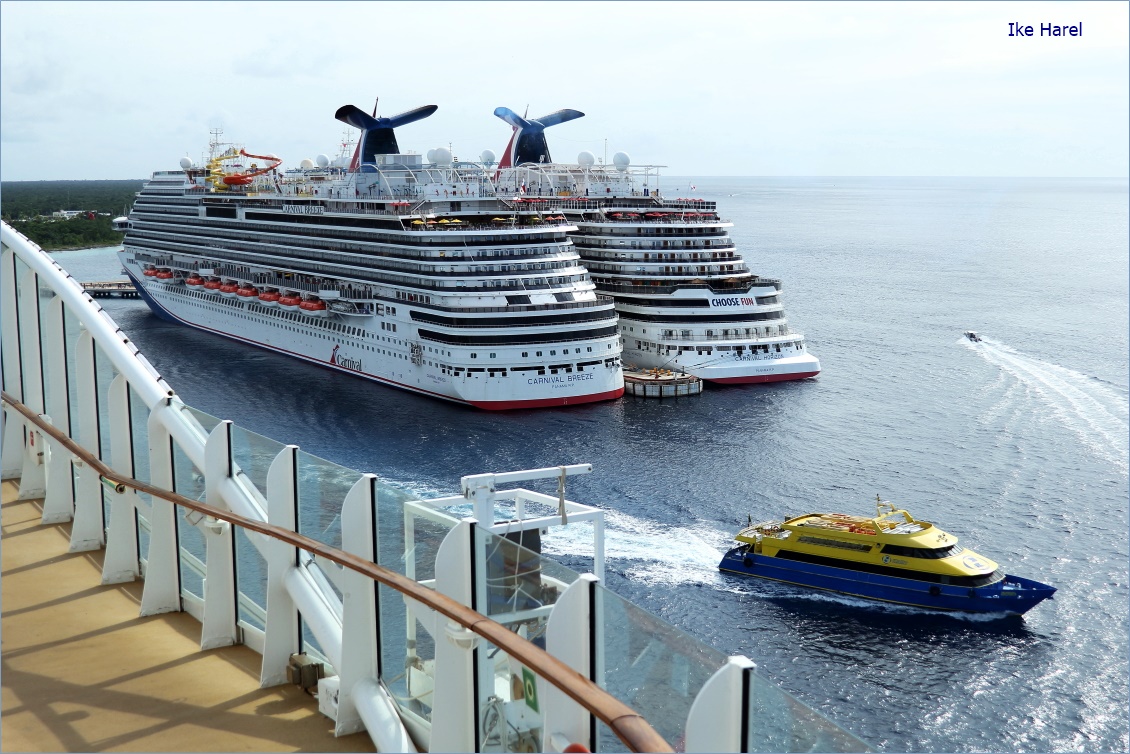 IkeHarel's tweet image. Marine activity at the #Cozumel #port, as three cruise ships ancored alongside.
#Picture was taken from the upper deck of the 
Allure-of-the Seas on 13/10/2022.
20.4811,-86.9759 on the map.
📷Canon 60D, EF28-135
#Travel #photography #Mexico