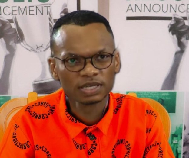 sgidi's tweet photo. @Solphendukaa The poor young man has been traumatized

But he looks good in orange https://t.co/DvNIqwVBZR