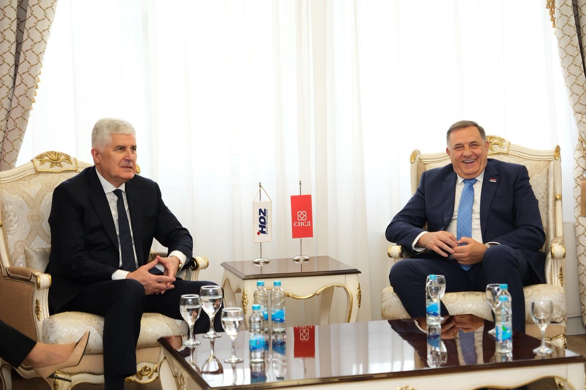 Lider🇧🇦Chorwatów #Čović i lider🇧🇦Serbów #Dodik na spotkaniu w #BanjaLuka. Zapewnili, że nie blokują procesów politycznych (mimo zerwania w ciągu ostatnich1️⃣2️⃣miesięcy ponad2️⃣0️⃣posiedzień izb parlamentu przez ich posłów). Obydwaj nie piastują żadnego stanowiska w instytucjach 🇧🇦