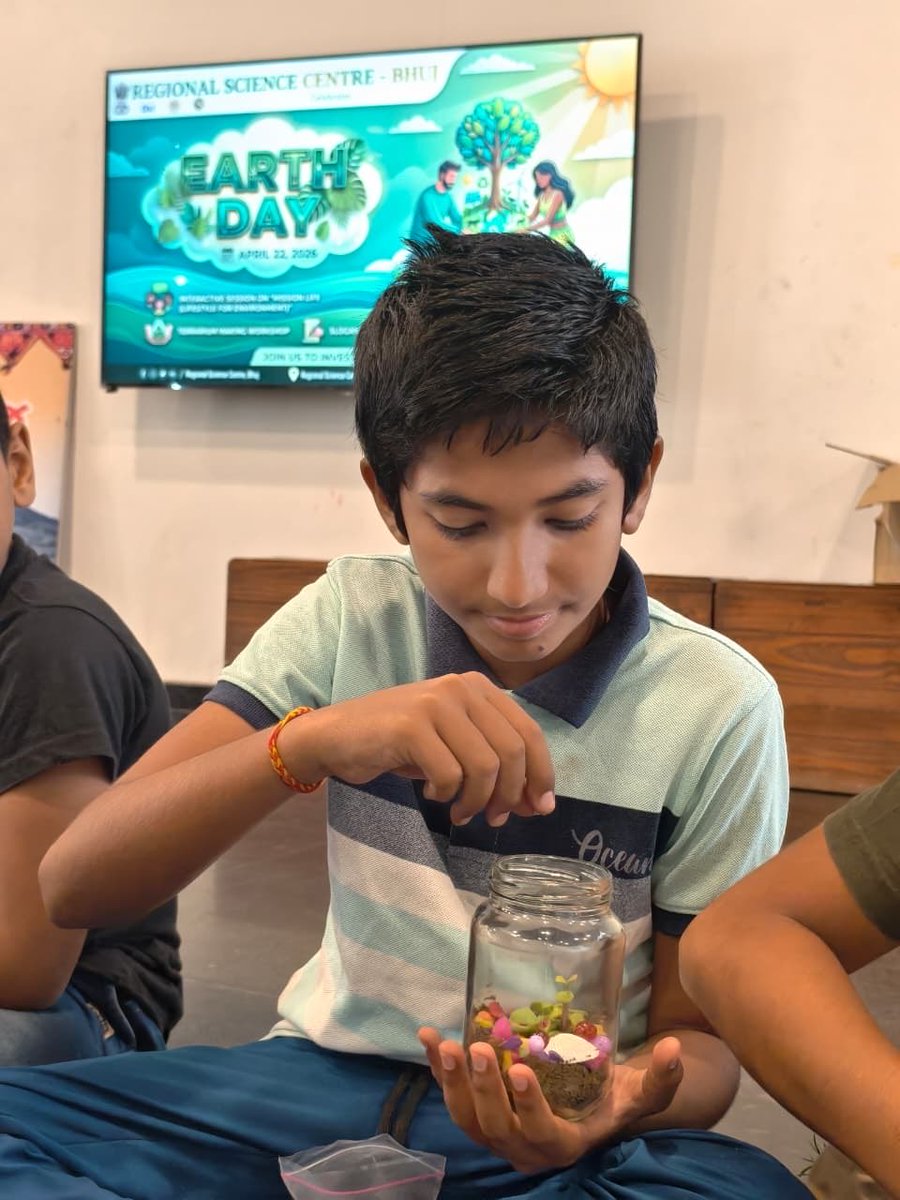 RscBhuj's tweet image. Celebrating #WorldEarthDay with #creativity @RSCBhuj Students of different Schools actively participated in #Terrarium making Workshop, an engaging session on #MissionLiFE and  #slogan writing and got aware regarding small steps that can protect Mother #Earth from pollution