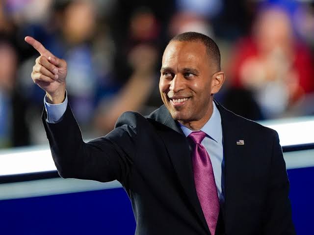 🔴BREAKING : 🇺🇸Jeffries just said that Donald Trump is clearly the dumbest person ever to sit at 1600 Pennsylvania avenue.