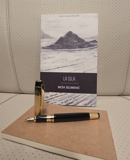 aquimislibros's tweet image. Nos trasladamos a una isla del Adriático llena de naturaleza. Los personajes principales, Katarina e Iván, son una pareja de jubilados que se retiran a la isla para vivir sus últimos años en soledad, reflexión y confrontación con su pasado.
studiuminlibris.blogspot.com/2026/04/la-isl…
#Leer #Libros