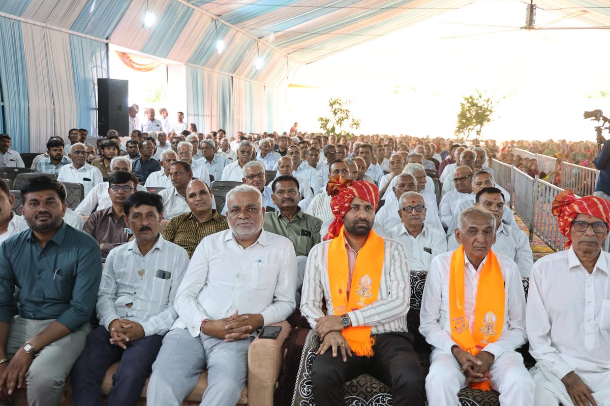 ikaushikvekaria's tweet photo. નાનાગોખરવાળા ખાતે આજે ગૌરવ અને આધ્યાત્મિક આનંદનો અનોખો સમન્વય અનુભવાયો.

શ્રી સરદાર સાહેબના સ્ટેચ્યુના અનાવરણ કાર્યક્રમમાં હાજરી આપી, દેશના લોખંડી પુરુષને વંદન કર્યું અને તેમના વિચારોને જીવનમાં ઉતારવાનો સંકલ્પ વ્યક્ત કર્યો.

તદુપરાંત, નાનાગોખરવાળા સ્વામિન��રાયણ મંદિર દ્વારા આયોજિત રજત જયંતી મહોત્સવમાં ઉપસ્થિત રહી સંતોનો આશીર્વાદ પ્રાપ્ત કર્યો અને ભક્તિમય વાતાવરણમાં આત્મિક શાંતિનો અનુભવ કર્યો.

આ પ્રસંગે ગામજનોમાં અદભુત ઉત્સાહ અને એકતાનો ભાવ જોવા મળ્યો, જે સમાજની સંસ્કૃતિ અને સંસ્કારની મજબૂત પરંપરાનું પ્રતિબિંબ છે.