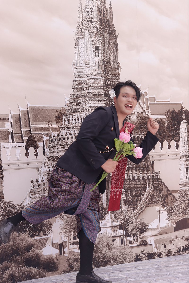 Chasing7thStars's tweet image. พ่อพ่อมาหาแล้วนะค้าบ ชูสผมหน่อยเด้อ🫶🏻 ทำทุกอาชีพ เก็บดอกบัว ขายข้าวเหนียวมะม่วง ปลูกข้าว🥰✨ 

ช่วงนี้ใส่ชุดไทยบ่อย เลยขอลองไทยประยุกต์บ้าง ลงทุนปักดอกไม้บนเสื้อเอง เสื้อสูท+โจงกระเบนมิกซ์แล้วจึ้งมาก

ขอให้ได้ถ่ายรูปกับเน็ตเจเจนะค้าบ สาธุ🙏🏻✨ @PR_MCulture 
#244RattanakosinxNETJJ