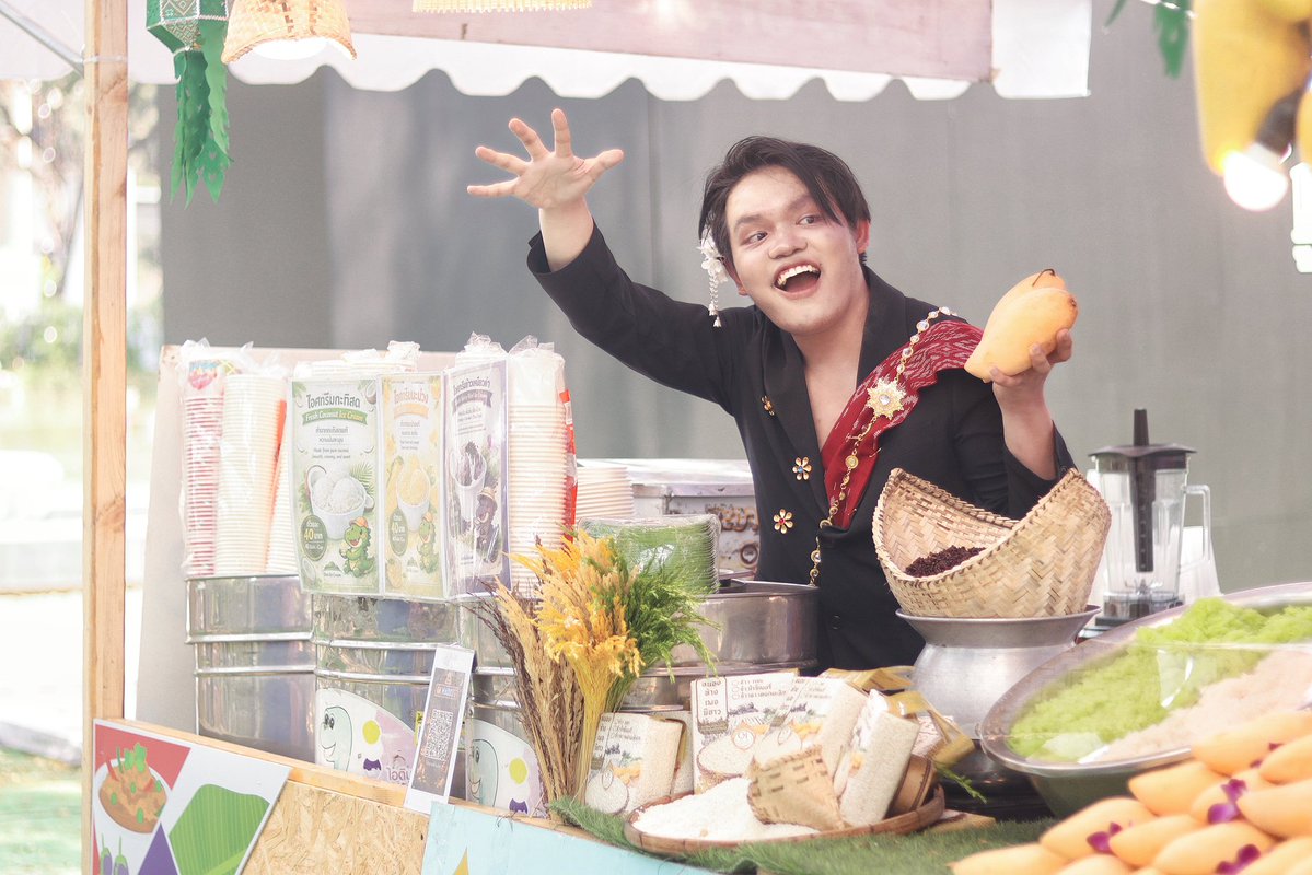 Chasing7thStars's tweet image. พ่อพ่อมาหาแล้วนะค้าบ ชูสผมหน่อยเด้อ🫶🏻 ทำทุกอาชีพ เก็บดอกบัว ขายข้าวเหนียวมะม่วง ปลูกข้าว🥰✨ 

ช่วงนี้ใส่ชุดไทยบ่อย เลยขอลองไทยประยุกต์บ้าง ลงทุนปักดอกไม้บนเสื้อเอง เสื้อสูท+โจงกระเบนมิกซ์แล้วจึ้งมาก

ขอให้ได้ถ่ายรูปกับเน็ตเจเจนะค้าบ สาธุ🙏🏻✨ @PR_MCulture 
#244RattanakosinxNETJJ