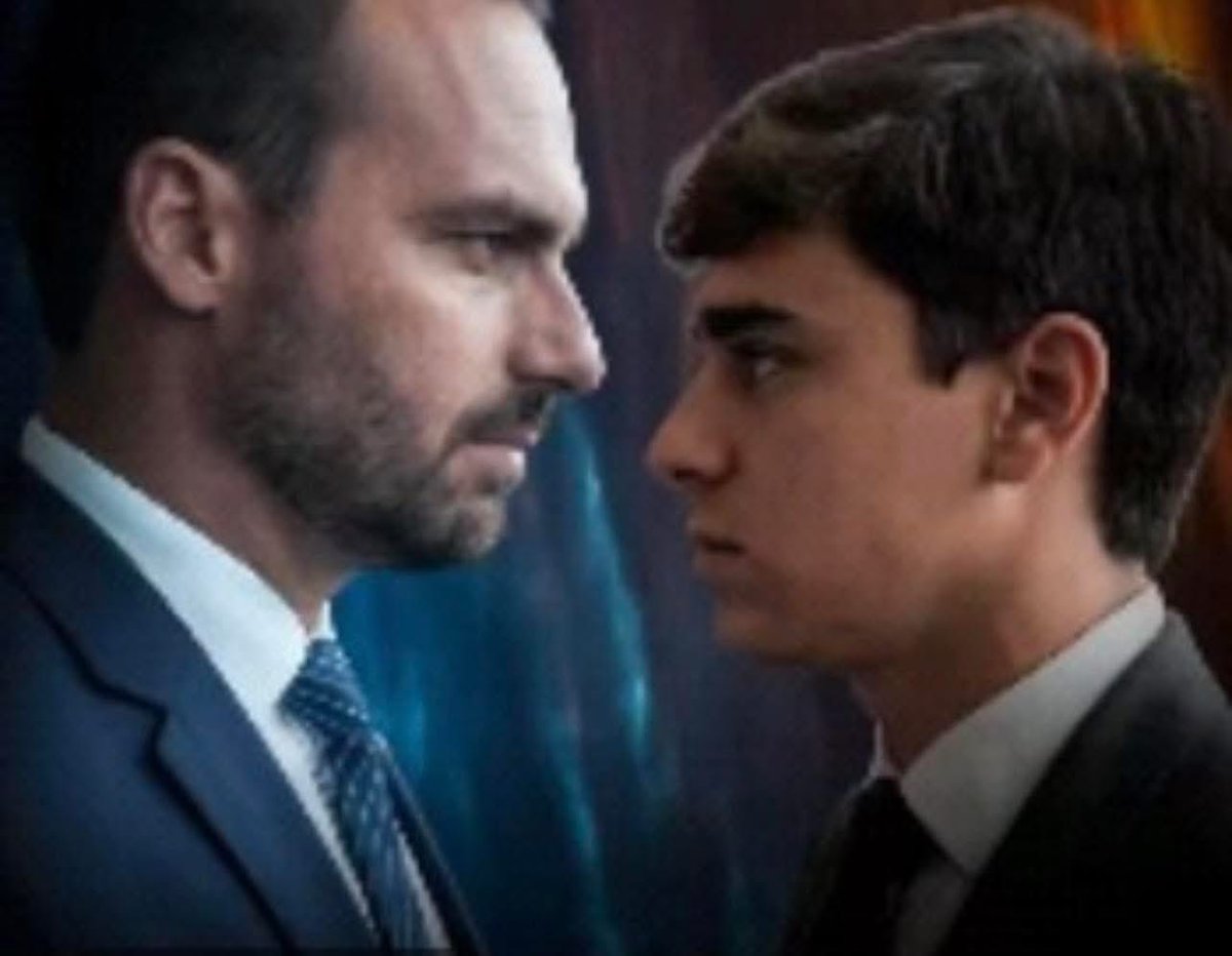 PauloRockel007's tweet photo. Neste texto, Karla Costa (@KarlaMouraCost1) mostra como Eduardo Bolsonaro conseguiu manter acesa a chama 🔥 do bolsonarismo: 👇

Por trás de discursos sobre “ego” e “desunião”, há uma disputa estratégica por espaço e poder, marcada por articulações silenciosas, resistências internas e reposicionamentos calculados. O que parece conflito exposto pode ser, na verdade, um plano que só agora começa a ficar visível.

É muito importante ter em mente que para enfraquecer o Bolsonarismo, eles precisam isolar o Eduardo Bolsonaro. 
Enquanto o 03 tiver protagonismo e público, esse câncer dentro da direita, não virará metástase. 

E é exatamente por isso que precisam pará-lo a qualquer custo.

Acontece que de burro o Eduardo não tem nada! Não nasceu ontem e sabe perfeitamente quem são os que não apóiam o Flávio e querem silencia-lo.

Brasil Livre - X

🚨ALERTA:🚨

   💥  O roteiro da substituição silenciosa

O que estão chamando hoje de "ego", "briga" ou "desunião" envolvendo Eduardo Bolsonaro é só a superfície.
O que existe por trás é um roteiro que começou antes , e agora começa a ficar visível.
Primeiro, montaram um cenário:

👉 passaram a construir Tarcísio de Freitas e Michelle Bolsonaro como "naturais" sucessores

👉 venderam a ideia de que seriam os escolhidos de Jair Bolsonaro

👉 enquanto, nos bastidores, articulavam apoio político condicionado.
Foi aí que surgiu o ponto central:

👉 um possível acordo, apoio eleitoral em troca de interesses políticos (como a anistia).
E aqui entra a ruptura:
Eduardo Bolsonaro não aceitou.
Porque defendia outro caminho:

👉 anistia ampla, sem condicionamento político

👉 e manutenção da força eleitoral com o próprio Bolsonaro
Ou seja: não aceitou negociar base por conveniência.
A partir daí, o jogo muda.
Quando perceberam que poderia haver resistência, e até risco de o próprio Bolsonaro ceder à pressão, Eduardo fez um movimento estratégico:

👉 deixou claro que poderia representar diretamente esse campo político
Isso mudou o equilíbrio.
E foi nesse cenário que surgiu a escolha por Flávio Bolsonaro.
Mas aí começa a segunda fase:

👉 tentativa de enfraquecer a candidatura do Flávio

👉 narrativa de inviabilidade

👉 ausência de apoio claro de quem dizia estar junto
E aqui está o ponto que revela tudo:

👉 os mesmos que antes diziam que Flávio não tinha viabilidade

👉 são os mesmos que hoje evitam declarar apoio explícito

👉 e, ao mesmo tempo, fortalecem outras figuras
Especialmente:

Nikolas Ferreira
Romeu Zema
e articulações ligadas ao Partido Novo
Isso não é incoerência.

👉 é estratégia.
Porque quando não conseguiram barrar por fora, passaram para o plano B:

👉 crescer por dentro

👉 formar base própria

👉 ocupar espaço sem romper

👉 e preparar uma mudança de direção no momento certo
Só que tem um problema nesse plano:

👉 o crescimento do Flávio aconteceu mesmo sem esse apoio
E agora surge um novo cenário:

👉 se continuarem sem apoiar, fica evidente

👉 se passarem a apoiar, vai parecer alinhamento
E é exatamente aqui que entra o alerta:

👉 quando o apoio vier tarde, depois de resistência e silêncio… isso não é apoio, é adaptação ao inevitável.
E adaptação não é lealdade.
É reposicionamento.
Enquanto isso, quem expôs esse movimento desde o início?

👉 Eduardo.

E por isso virou alvo.
Porque é mais fácil rotular como ‘ego’ do que explicar por que ele estava certo desde o começo.
No fim, o desenho é claro:

👉 tentativa de substituir direção

👉 uso da base existente

👉 construção de nova força interna

👉 e desgaste de quem impede

E o último ponto é o mais importante:

👉 quando o movimento não pode mais ser escondido… ele muda de forma
Por isso, se em breve surgirem apoios “repentinos” e “públicos”…
não se engane.
Não é mudança de posição.
É ajuste de estratégia.
E quem acompanhou desde o início… já entendeu o jogo.

🚨Por isso não votem em quem apoia Nikolas e quem NIKOLAS apoia, não vote em ninguém do NOVO, só estão no PL fingindo ser tripulantes enquanto furam o casco do barco.