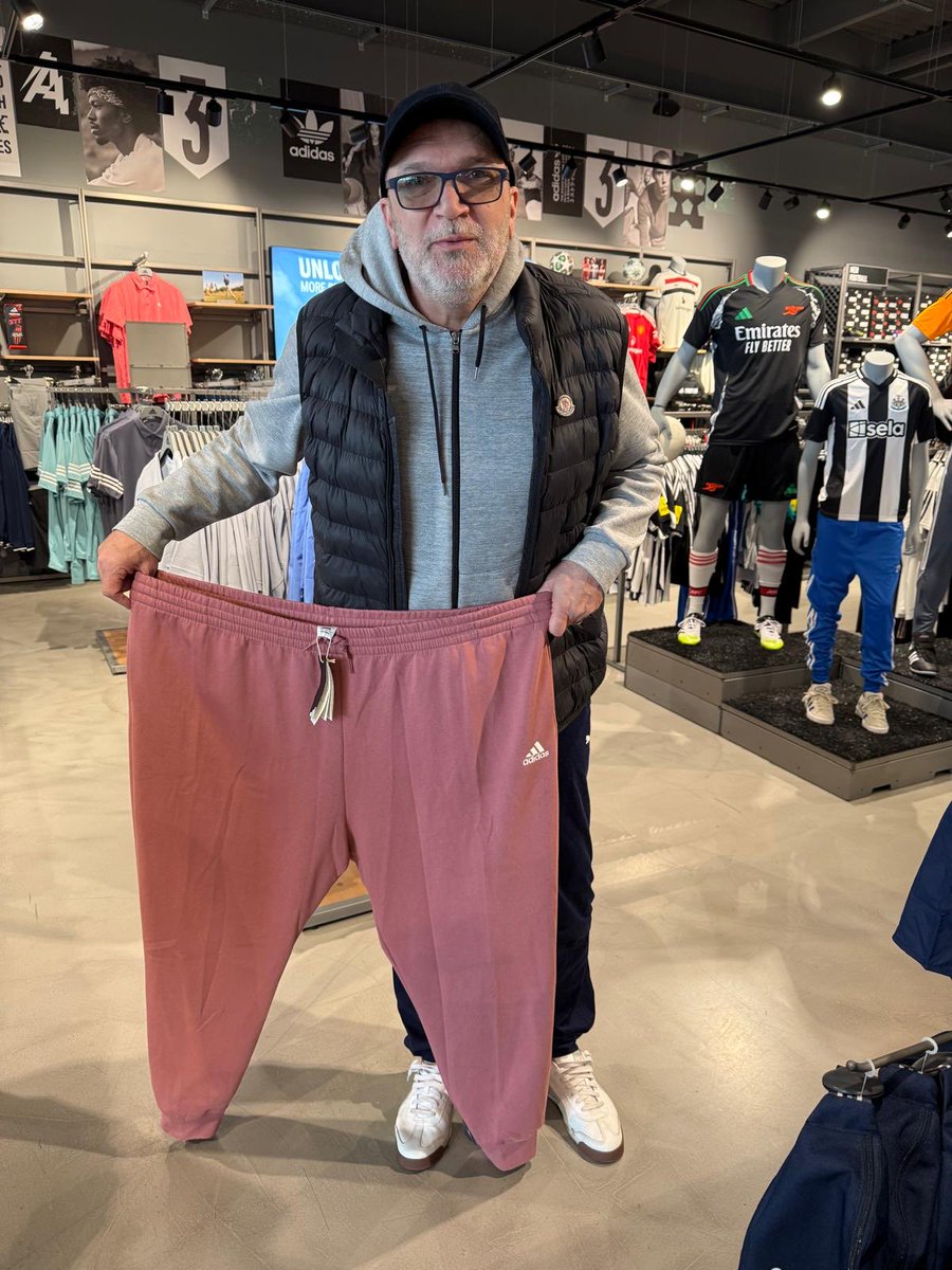 RealRazor's tweet image. Went shopping in Ashford yesterday and this is before and after.

I can’t believe I was wearing joggers this big a few years ago. 😮 

Forever grateful for this journey I’m on. ❤️

For those that need to get on that journey, if I can, you can. 

#BeforeAndAfter #WeightLoss