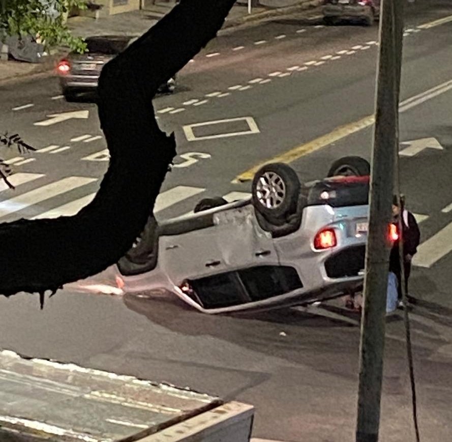 AleRamosTN's tweet image. ATENTOS #corte de directorio altura quirno, flores, x #choque entre patrullero y camioneta que vuelca. Colapso!!! EVITAR!!!