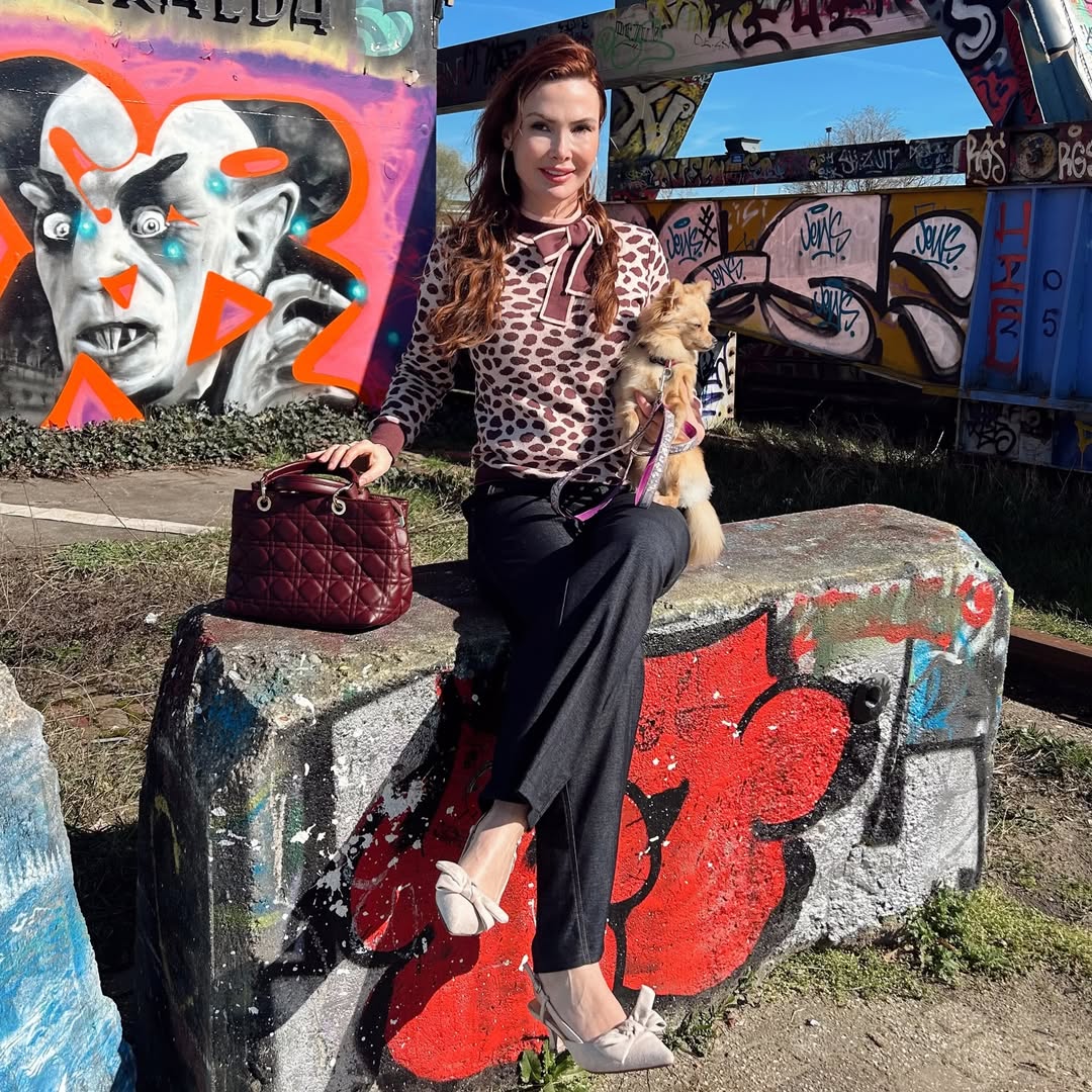 OXKnitstore's tweet image. Print, pause, refine.

The leopard draws you in, the silhouette keeps you there.

Finished with a soft tie that feels almost effortless.
A quiet kind of standout.

#Oxknit #LeopardPrintStyle #TimelessElegance #OldMoneyStyle #VintageInspired