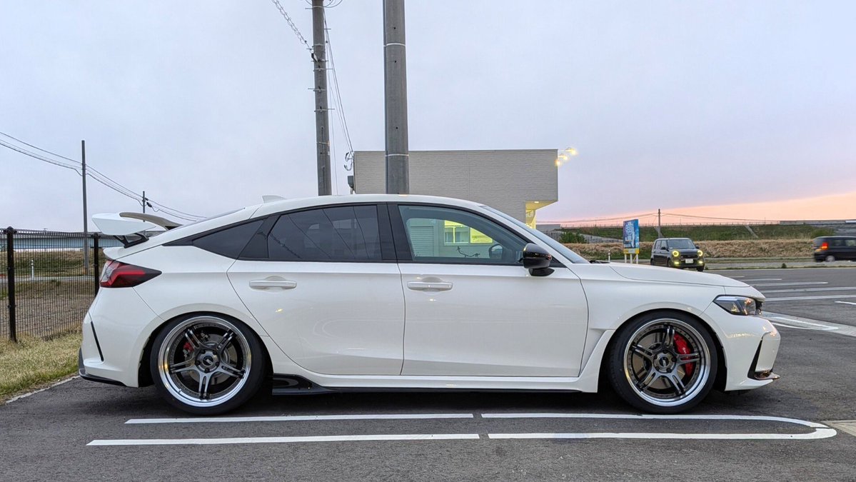 naoteruteru_v's tweet image. 仕様変更完了したので改めて！
CIVIC TYPE R RACING BLACK PACKAGE 納車されました🔥
ホイールはSSR Professor SPXにしました😎
特注カラーのチタンシルバーが最高👍
#シビックタイプR #FL5 #SSR
