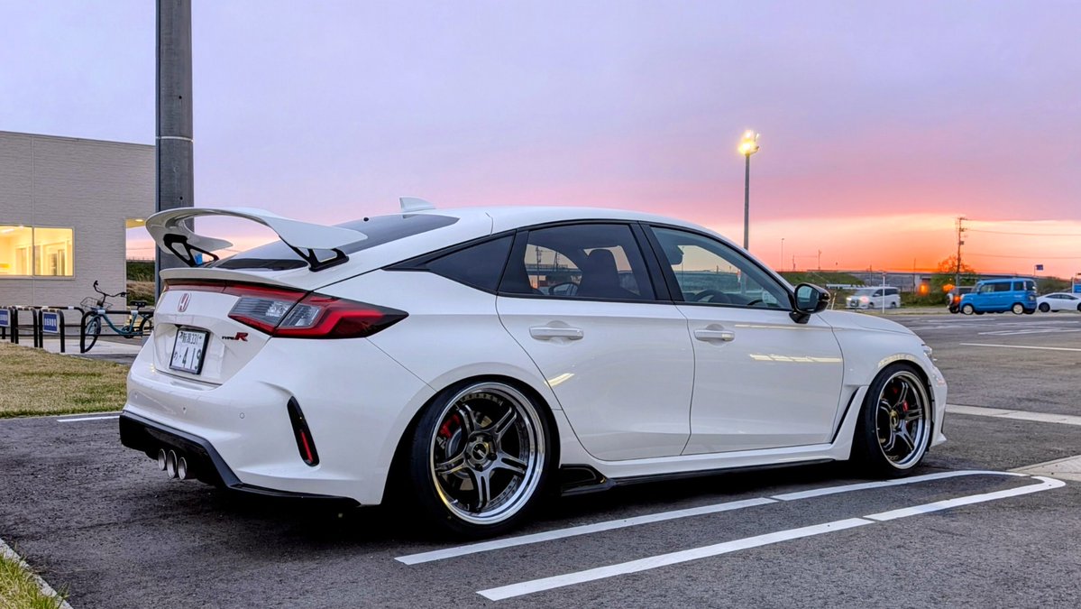 naoteruteru_v's tweet image. 仕様変更完了したので改めて！
CIVIC TYPE R RACING BLACK PACKAGE 納車されました🔥
ホイールはSSR Professor SPXにしました😎
特注カラーのチタンシルバーが最高👍
#シビックタイプR #FL5 #SSR