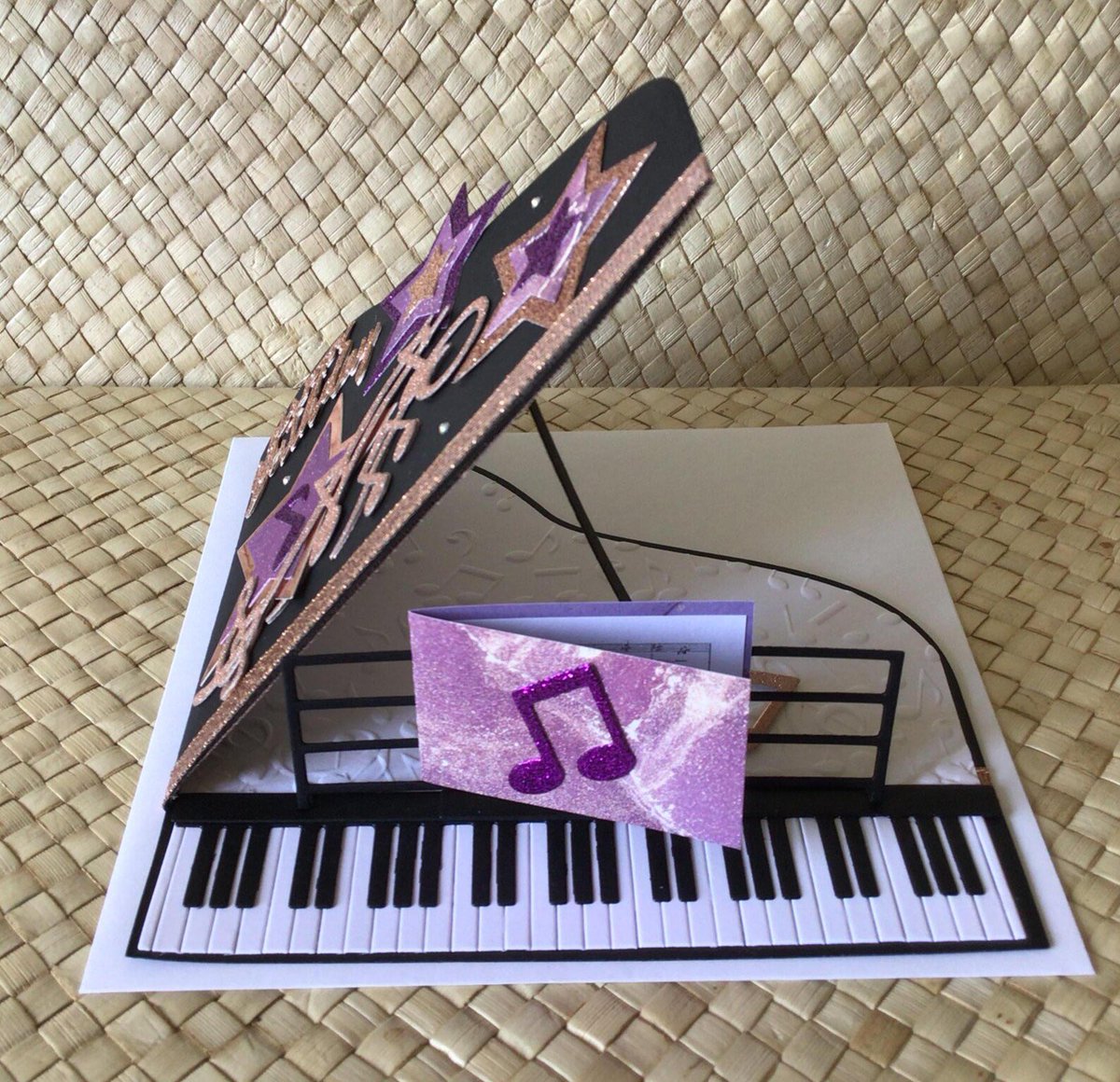 cardsallacarta's tweet image. Unique handmade keepsake cards for music lovers 🎹🎶
Grand Piano Open Lid Birthday Card: Copper and Mauve Stars Des by AllaCartaCards 
 etsy.me/47Wu1Jg 

#elevenseshour #etsyshop #ooak #ukcrafters #mhhsbd
