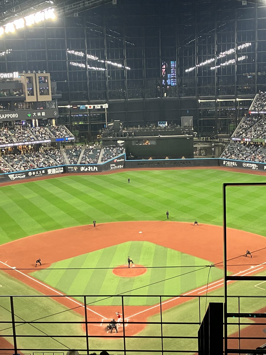 memetouma's tweet photo. 今シーズン４回目のエスコン。
野球観戦の楽しみの半分は美味しいビールを飲むこと🍺
アサヒゴールドの売り子さんいるといいなぁと探してみたが、やっぱりまだいなかった。
アサヒさん、アサヒゴールドは最高に美味しいです。是非球場でも飲ませて下さ〜い！
#アサヒゴールド
#佐藤健 https://t.co/EsFBSrlAG3