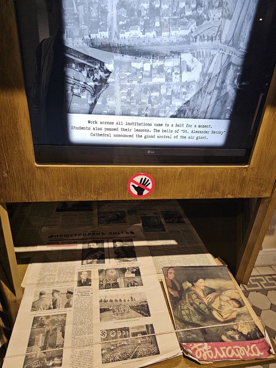 Білий лев tweet media