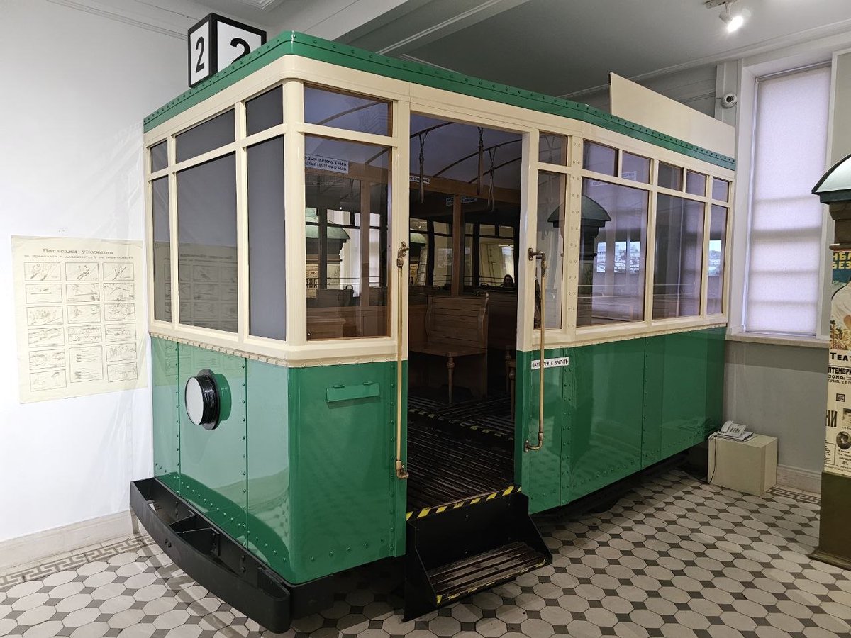 Білий лев tweet media