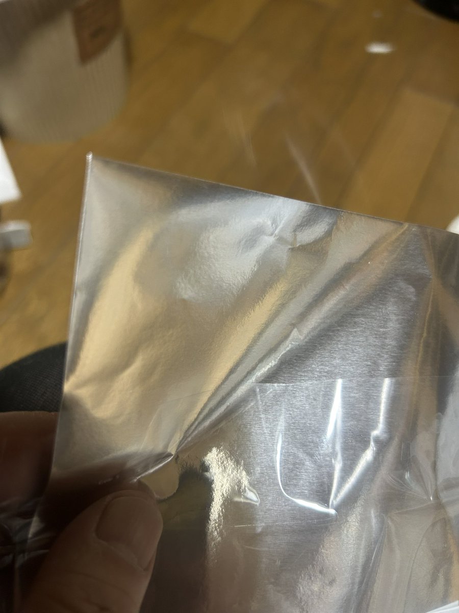 百均で単色おりがみの銀色っての見つけて、
これF-1とかの耐熱シートに使えるかな？
って思って買ってみた。

なかなかの薄さでいー感じ♪

いつか使う。