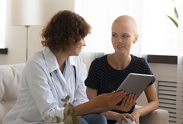 ClinOncNews's tweet image. New @ASCO update: Communication is now a core *clinical skill* in oncology—covering telehealth, teamwork, equity &amp;amp; cost of care. Clear, empathic talk = better outcomes for patients *and* clinicians.  #Oncology #ASCO2026 #PatientCare #Communication 

 clinicaloncology.com/a/0zkBAA/t