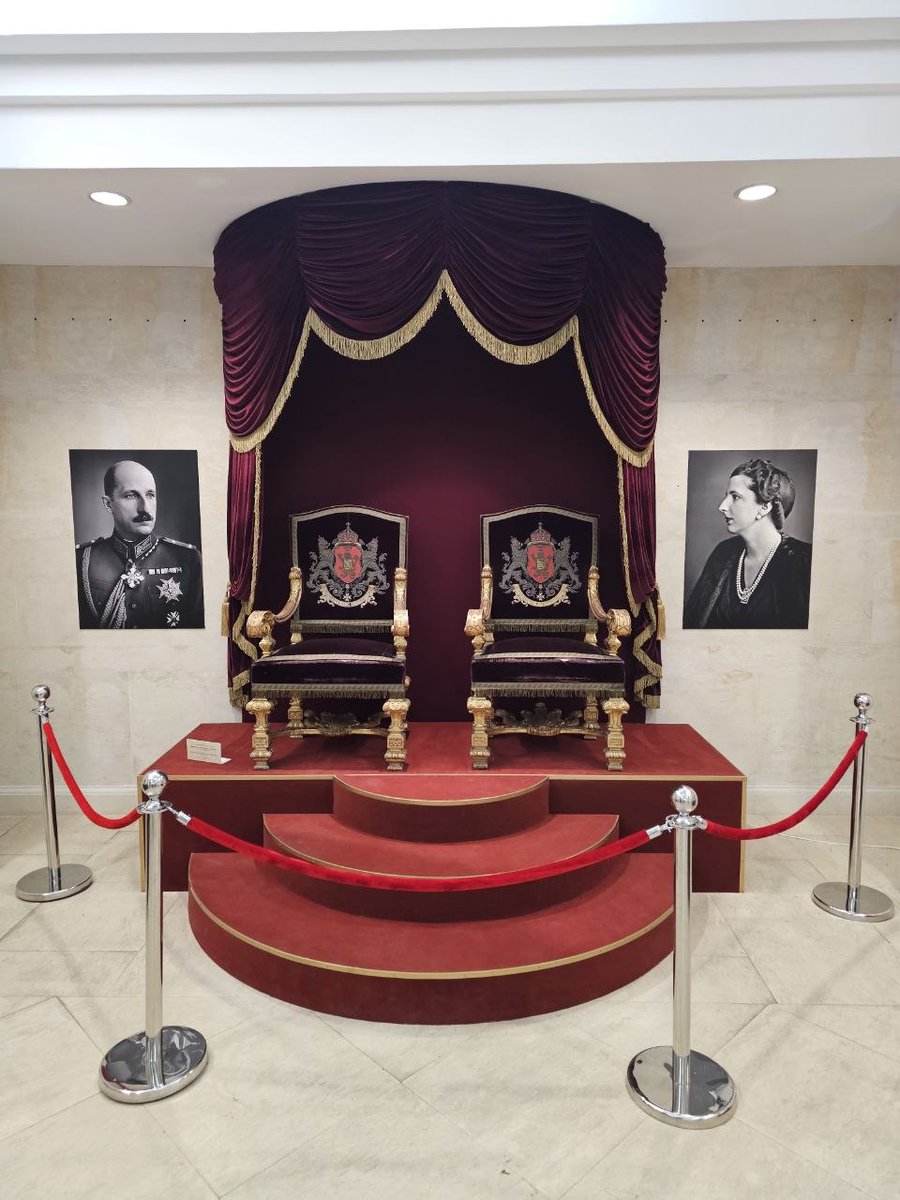 Білий лев tweet media