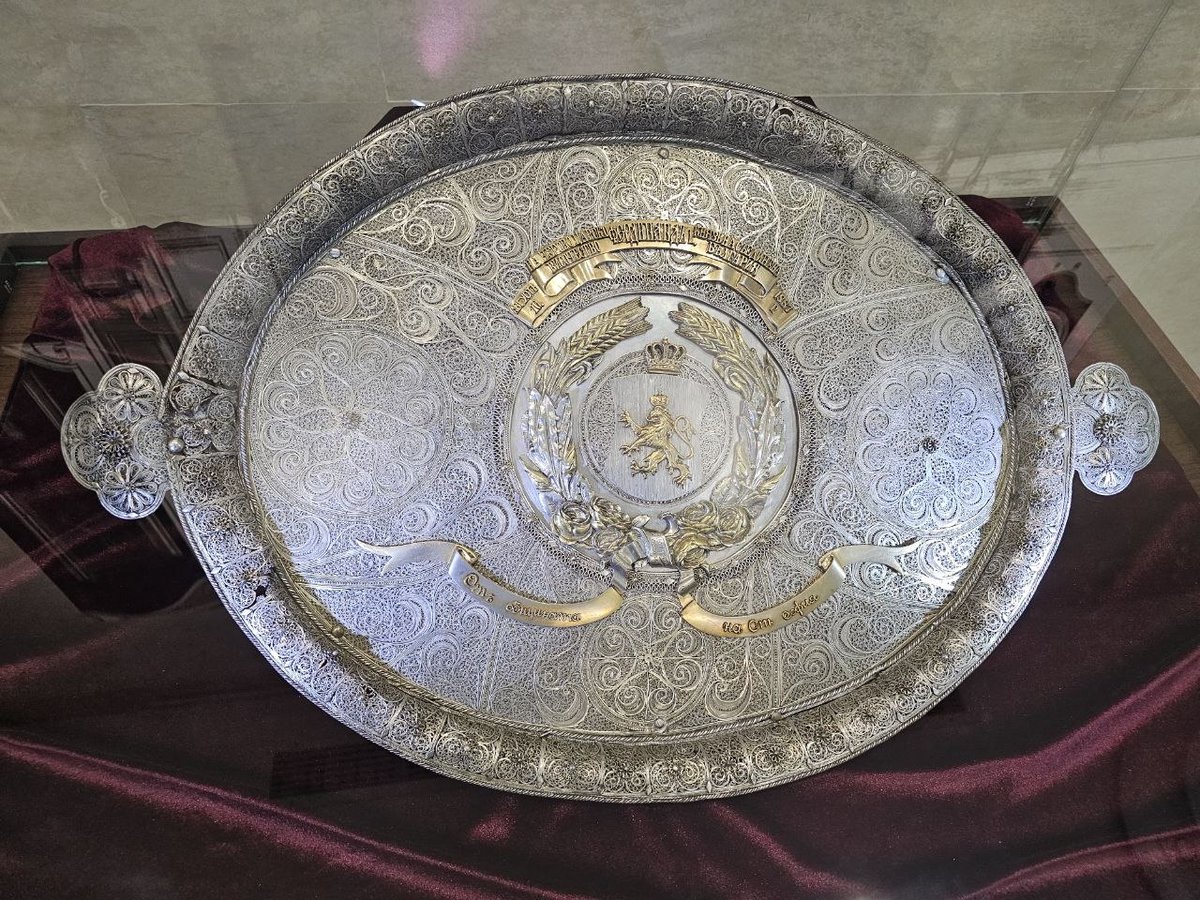 Білий лев tweet media